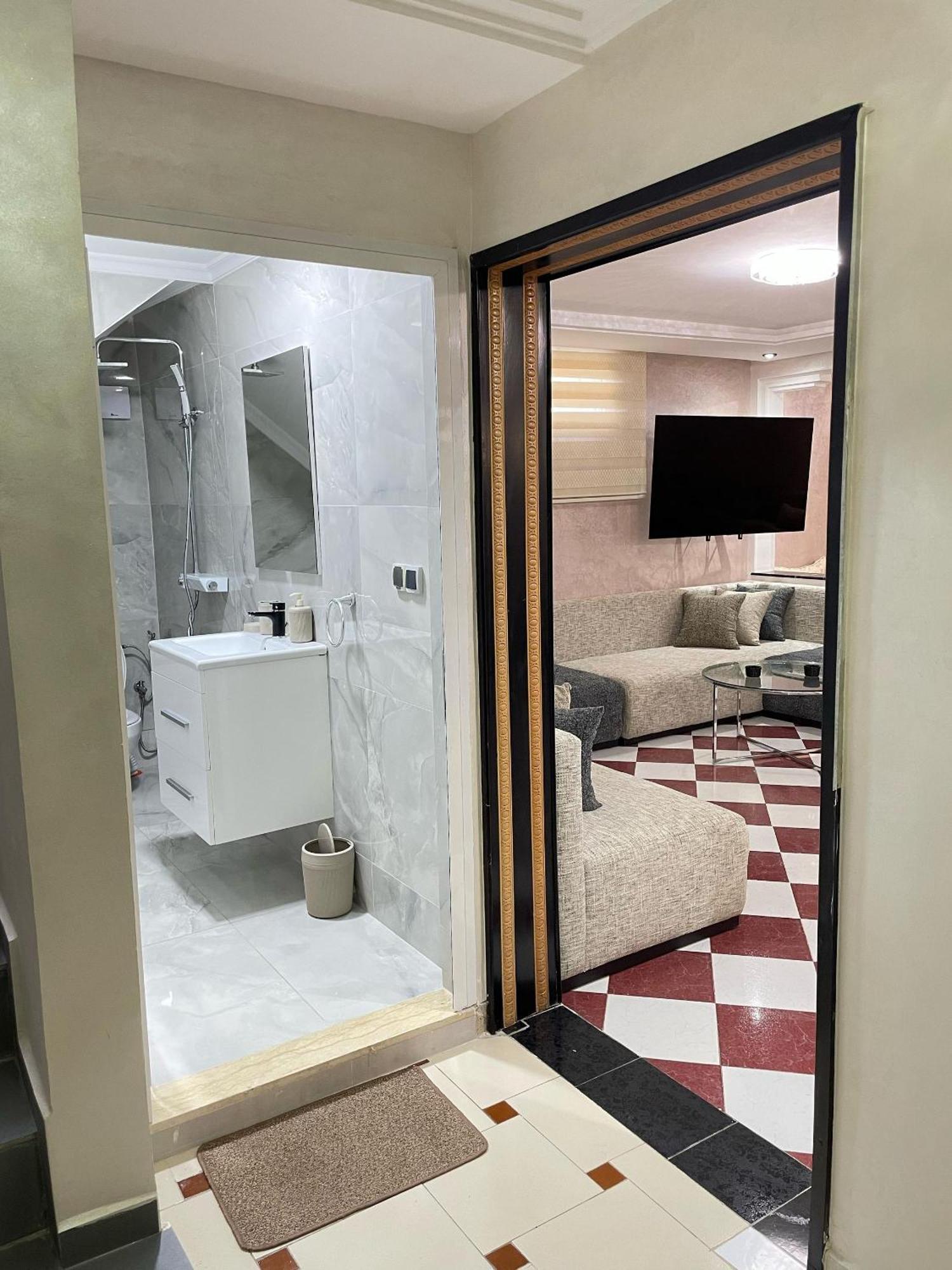 Luxurious 6 Bdrms Pool Re63025 *