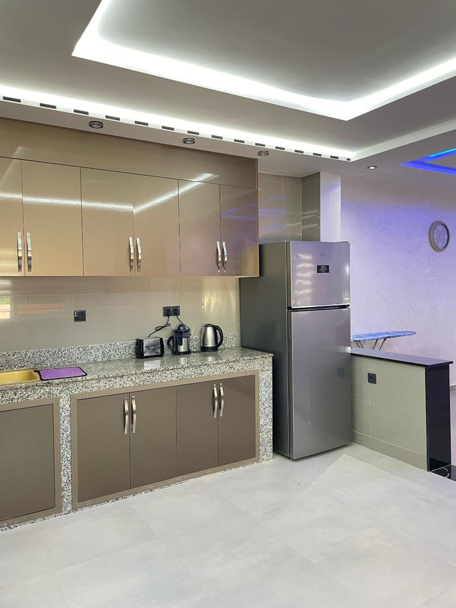 Luxurious 6 Bdrms Pool Re63025